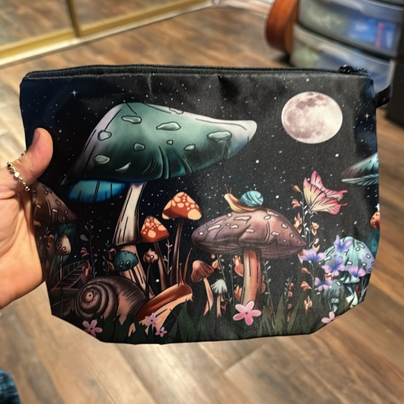 Mushrooms case - Picture 2 of 2